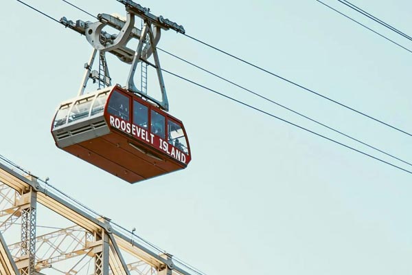Ta dig runt med Roosevelt island Tram i New York