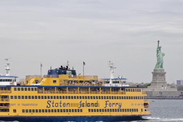 Ta sig fram med färjan Staten Island i New York